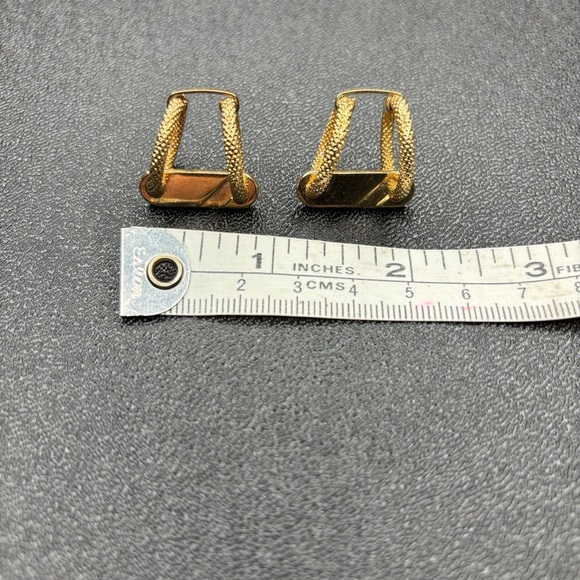 Uniquely Elegant Gold-Tone Cufflinks - Picture 6 of 6